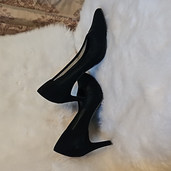 Black Pump with Mesh Detail - Picture 2 of 3